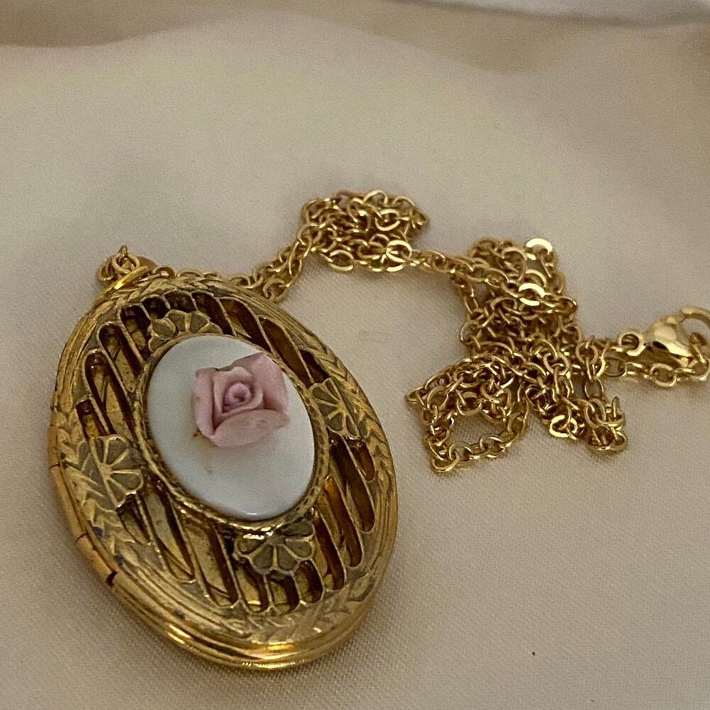 Vintage Mother of Pearl Rose Gold Tone Locket Necklace 18k gold plated chain